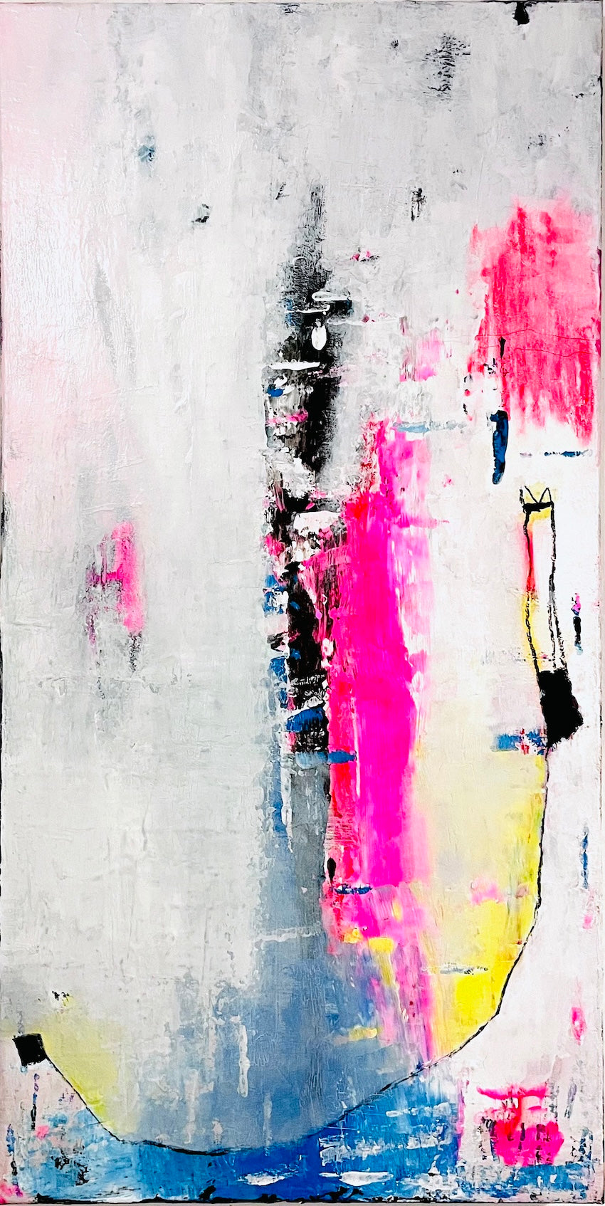 Das Lächeln des Boots auf dem Wasser bei Nebel mit rosa Wolken und so…